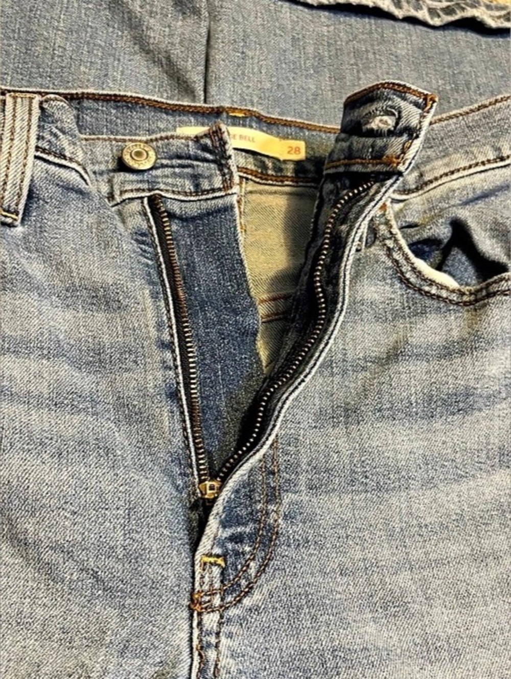 Levi’s Ribcage Bell Jeans Women’s Size 28 Light Wash Distressed Flare - Picture 3 of 9